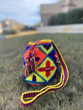 Load image into Gallery viewer, Colombian wayuu mochila bags ( small)
