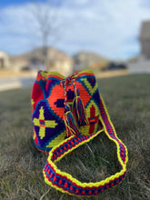 Load image into Gallery viewer, Colombian wayuu mochila bags ( small)
